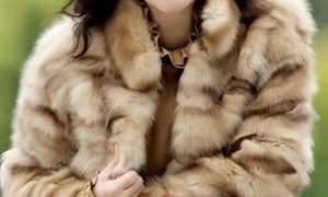 史晓燕曝何晴离婚咎由自取，赞同许亚军缺席葬礼，自己被扒了个底朝天