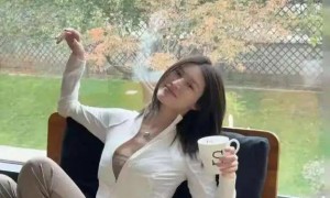 陈伟霆妈妈北京首见儿媳孙子，何穗性感造型引爆话题