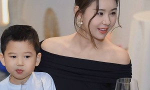 王雷小儿子4岁生日，李小萌露肩装女人味十足，弟弟比哥哥颜值高