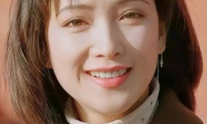 听闻何晴去世的消息，我闺蜜说：面相真是玄学，你别看何晴长得那么漂亮，可她无论演什么角色，哪怕是开怀大笑时，她的眉眼间也总有一股淡淡的哀愁，这样的人命不好。 2023年那张广为流传的聚餐照里，何晴扎着利落低马尾，穿米白针织衫坐在C位，笑出标志性梨涡。 朋友在评论区回复粉丝“恢复得不错…